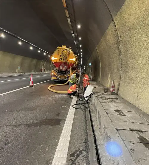 正阳隧道排水渠清淤